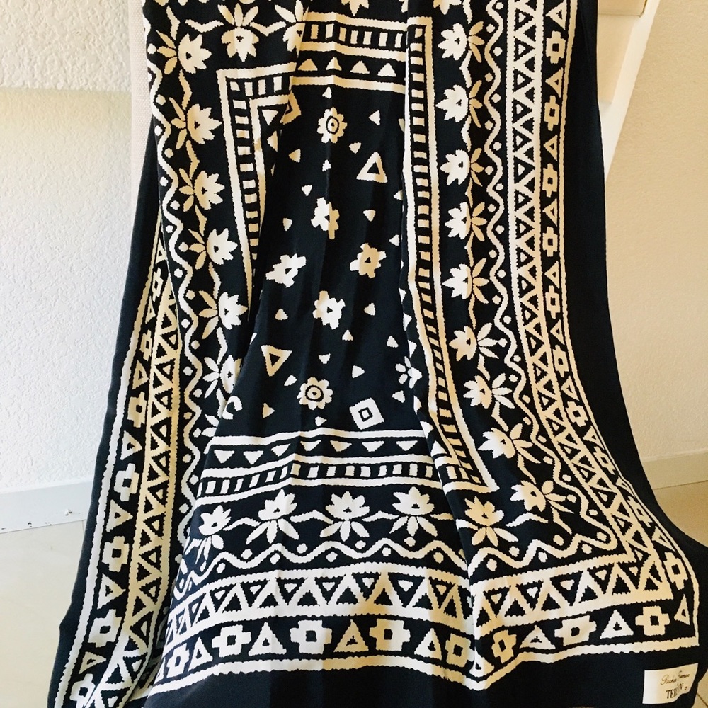 Rickie Freeman forTeri Jon Scarf